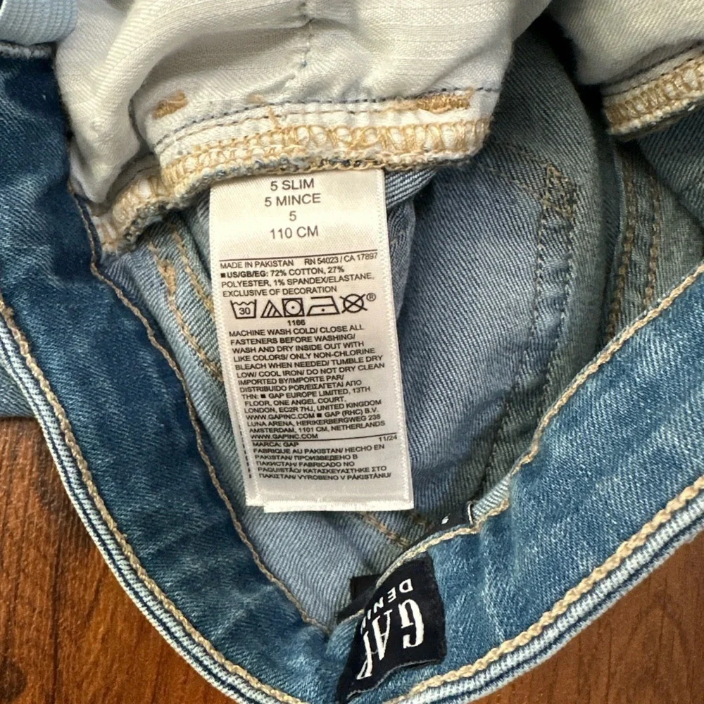 GAP Denim 70's Flare Jeans in Blue and Long - Sleveed T - Shirt in Yellow